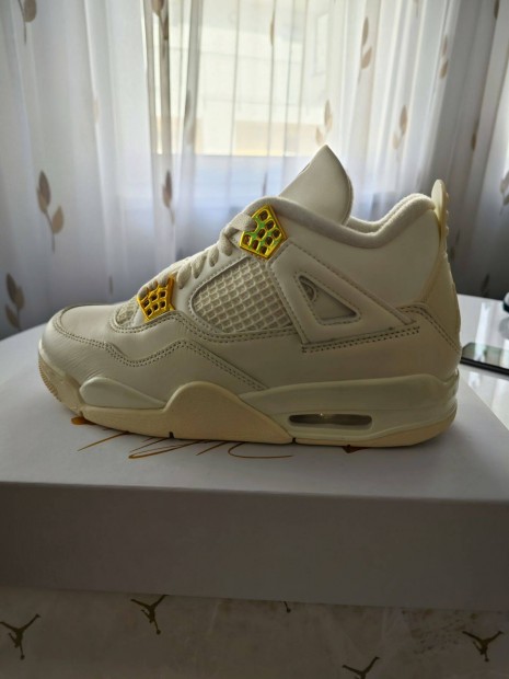 Nike air jordan 4 metallic gold