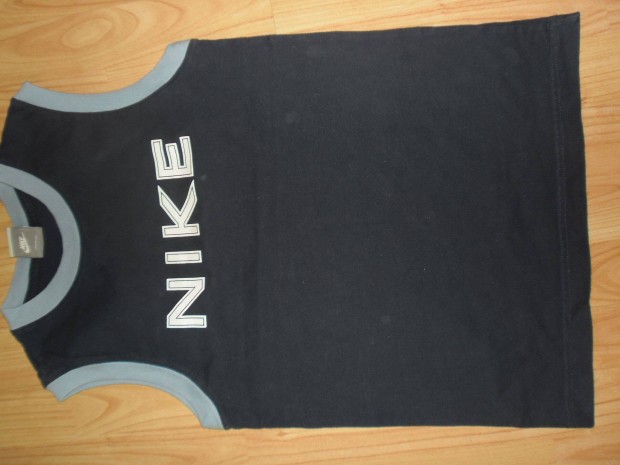 Nike atléta 12-13 éves gyerekre. Hossza:60cm. mellbőség:41cm