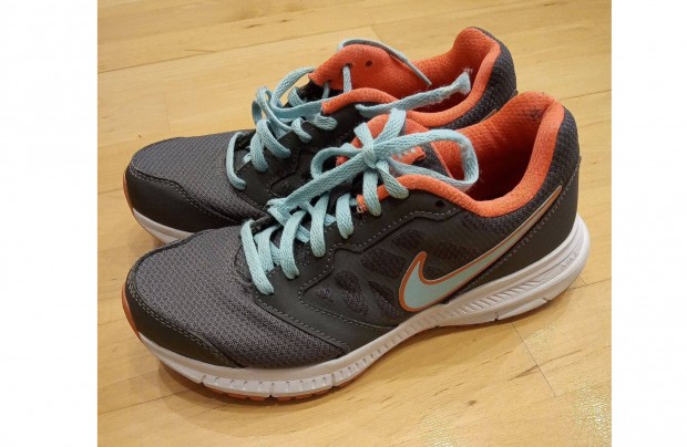 Nike cipő 37,5 méret. Képeken látható Új állapotban