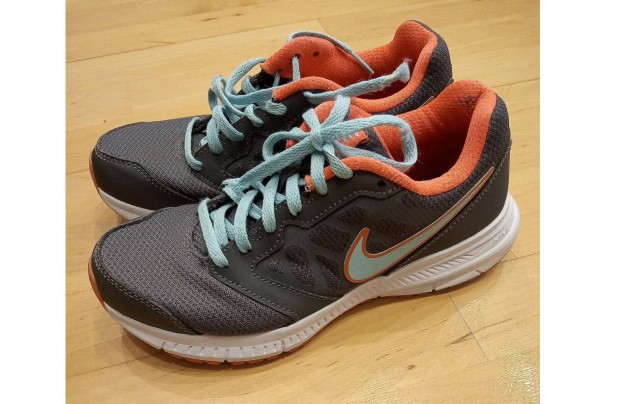 Nike cipő 37,5 méret. Képeken látható Új állapotban