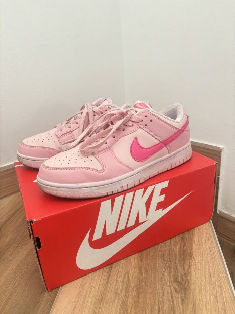 Nike dunk low triple pink