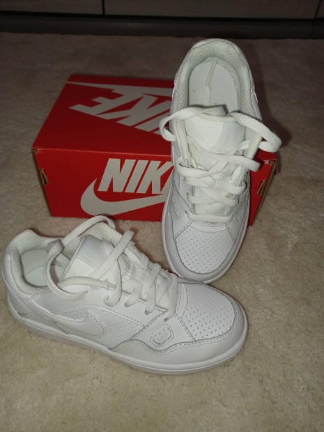 Nike fehr gyerekcip  (Nike Son Of Force)