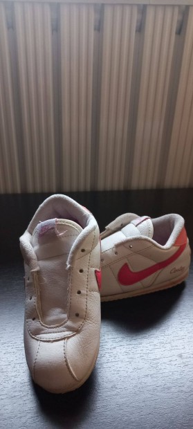 Nike fehr kislny sportcip, 27-es