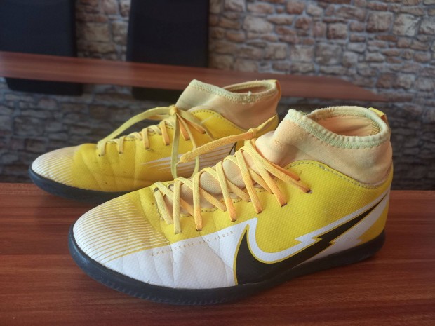 Nike gyerek srga edzcip 34-es