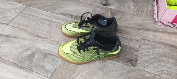 Nike gyerek teremcip 37,5