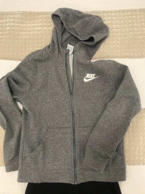 Nike melegt fels