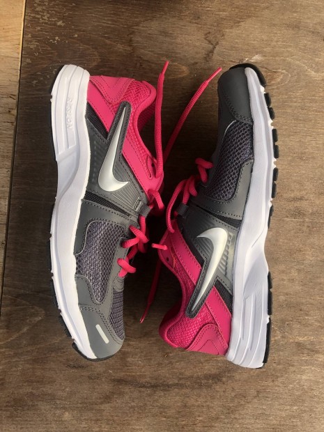Nike nöi futócipö EU 38.5