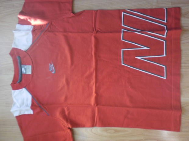 Nike póló m-es. méretben. hossza: 60cm. mellbőség:44cm