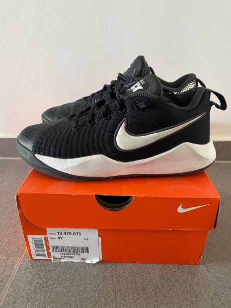 Nike team hustle quick 2 cip sportcip 36-os