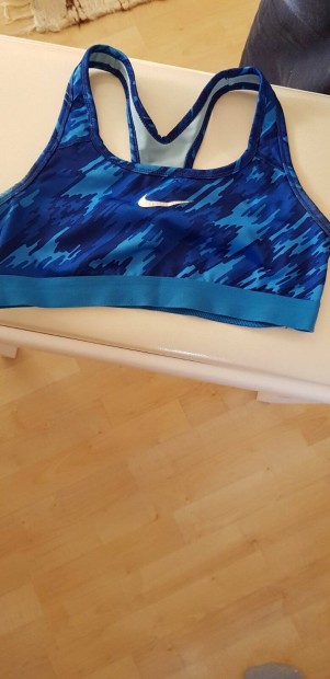 Nike top lány