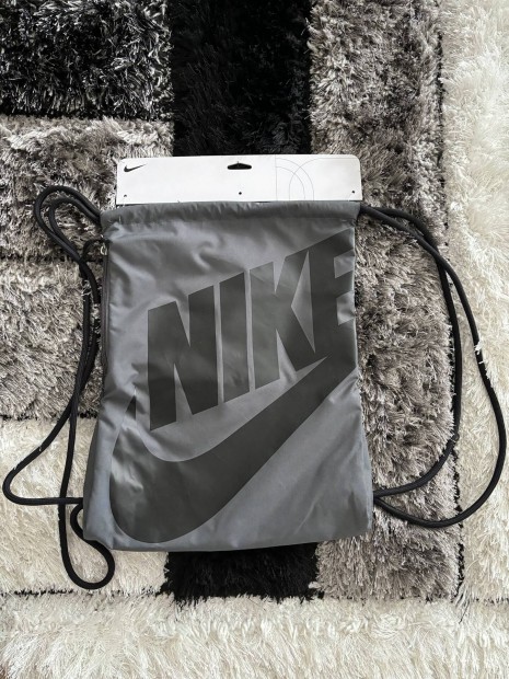 Nike tornazsk