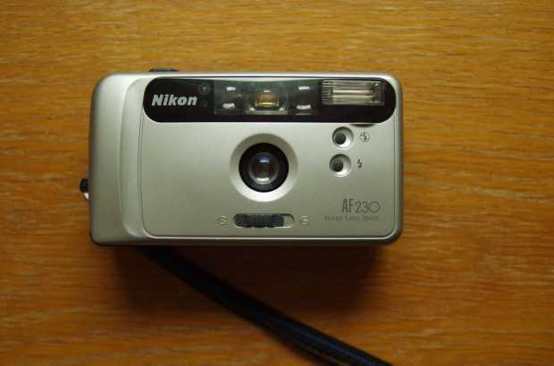 Nikon AF 230 35mm Film Kamera + Tok