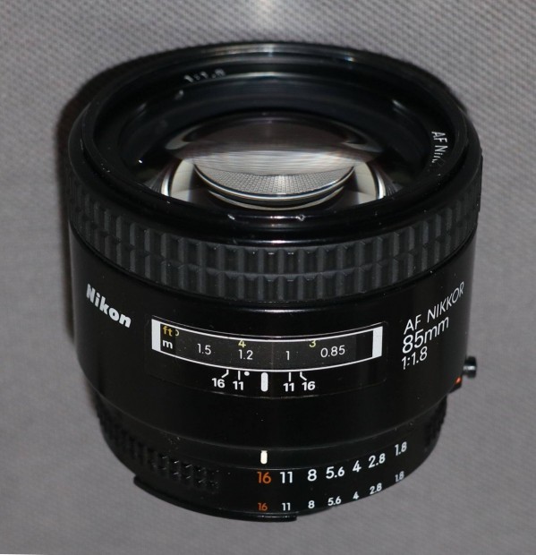 Nikon AF 85 mm 1.8 ( 85mm 1.8 )