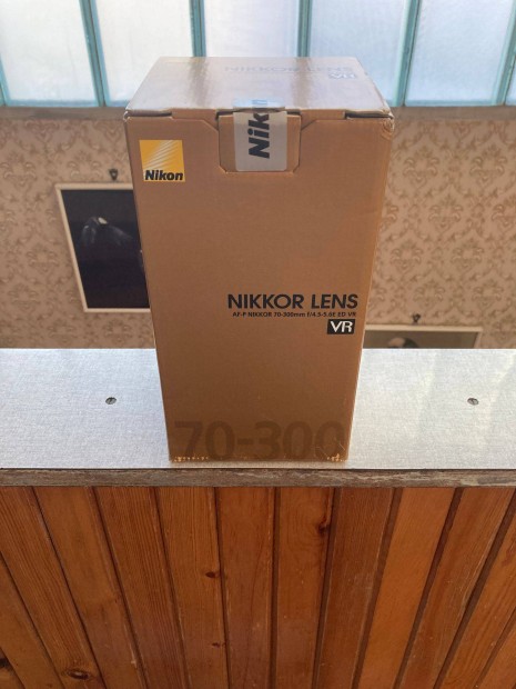Nikon AF-P 70-300 mm f/4.5-5.6E ED VR objektv s a szrje elad