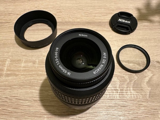 Nikon AF-S 18-55mm VR objektv gyri napellenzvel 18-55