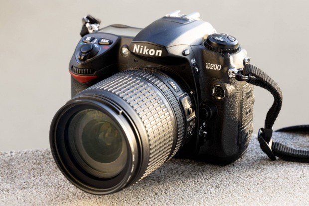 Nikon D200 AF-S DX Nikkor 18-105mm f/3.5-5.6G ED VR kit