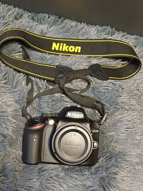 Nikon D3200 + 18-55mm objektv + objektv