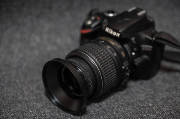 Nikon D3200 + Nikkor 18-55 f3.5-5.6. VR
