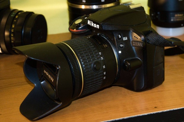 Nikon D3300 DSLR kamera plusz objektvek