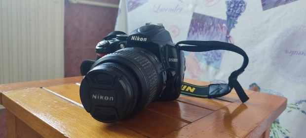 Nikon D5000 + AF-S 18-55 VR Nikkor obiektv.