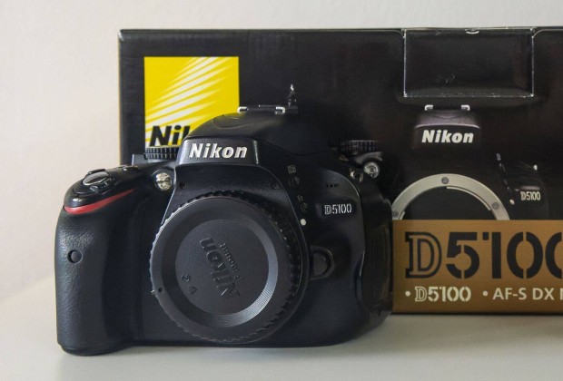 Nikon D5100 tartozkokkal
