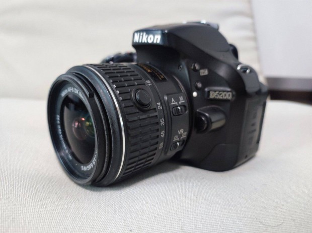 Nikon D5200 + 18-55 VR II Kit objektv dobozuban