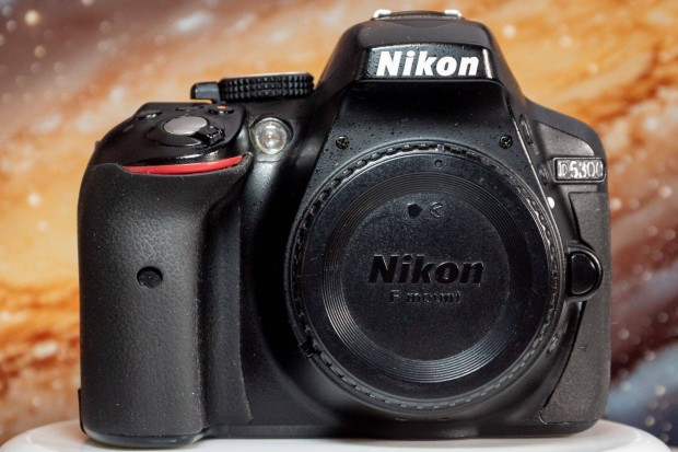 Nikon D5300 + 18-105 mm AF-S DX VR + 2 db akksi stb