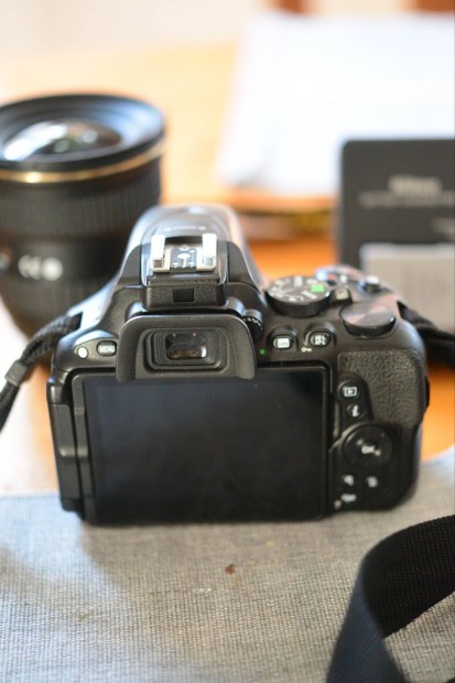 Nikon D5500 2 eredeti akkuval táskájában