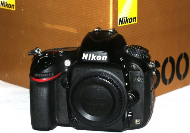Nikon D600 full-frame FX gyári dobozában