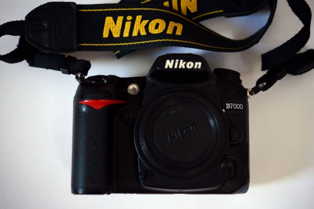 Nikon D7000 DX DSLR kevés expoval