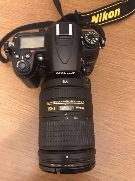 Nikon D7000 + Nikkor 18-300mm 1:3,5-5,6 G ED vz s objektv