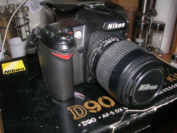 Nikon D90 + 18-105 F/3.5-5.6 G ED VR