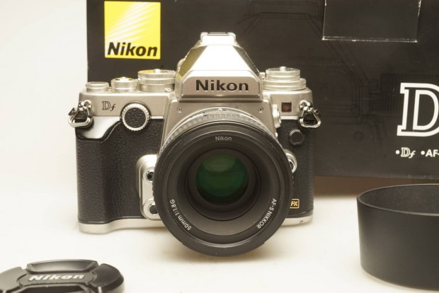 Nikon DF Fényképezőgép 1.8 50 mm G objektívvel.