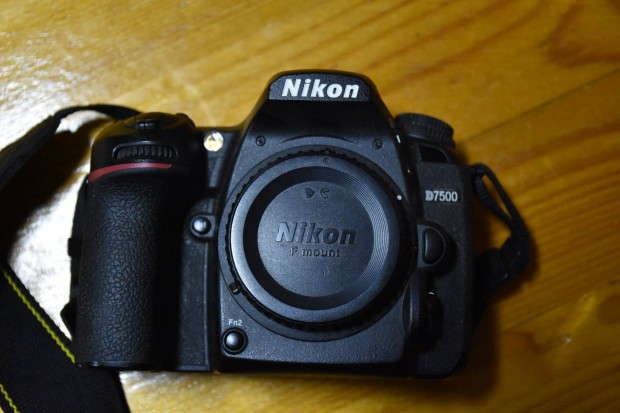 Nikon D 7500