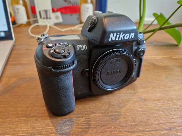 Nikon F100 váz