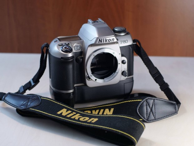 Nikon F80 MB-16 filmes fnykpezgp vz f