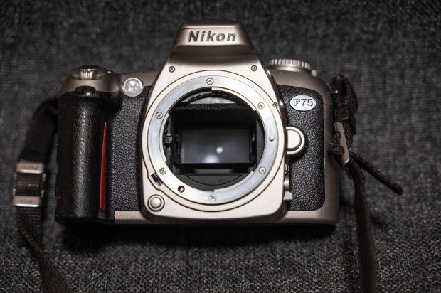 Nikon F-75 analg vz