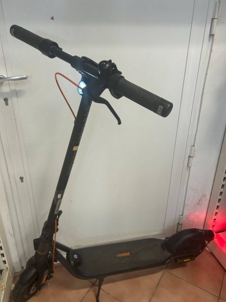 Ninebot Kickscooter F2 Pro elektromos roller 32 km/h