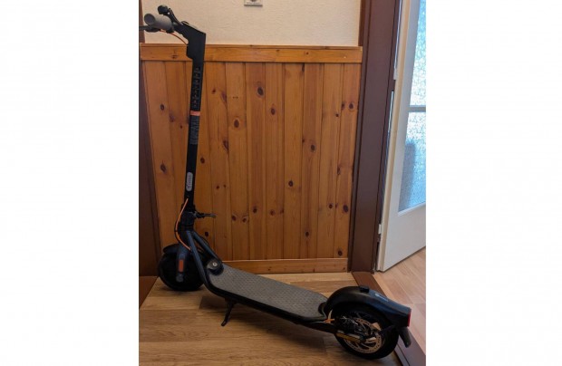 Ninebot Kickscooter F30E (420 km-t futott, újszerű)