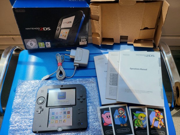 Nintendo 2DS játék konzol szép állapotban eredeti dobozával