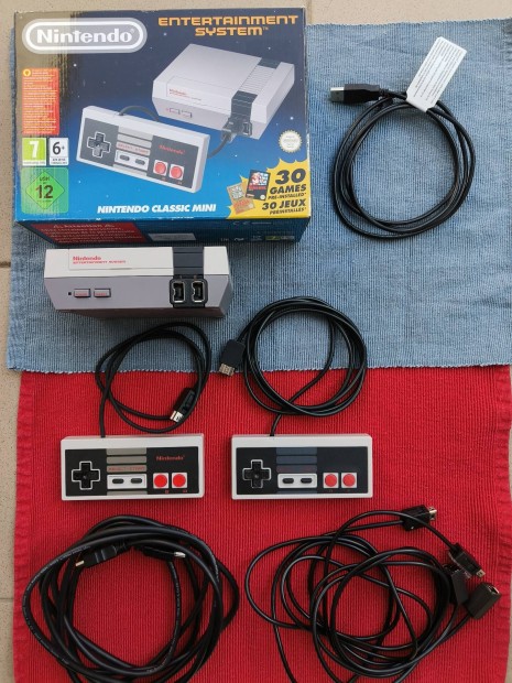 Nintendo Classic Mini NES konzol két joystick