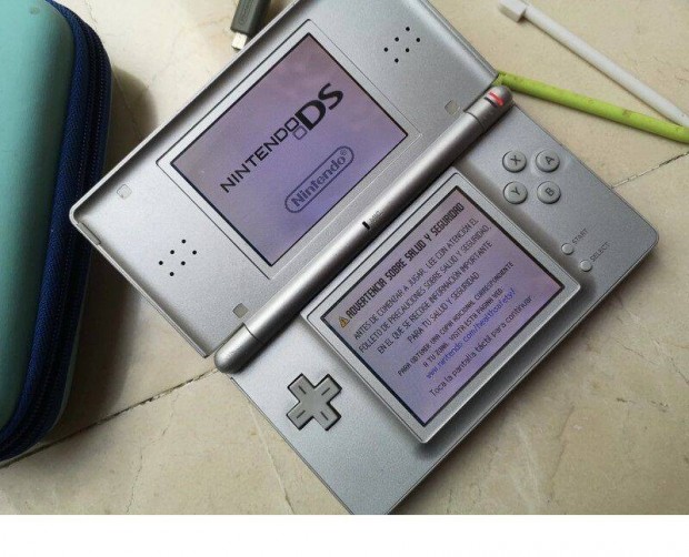 Nintendo DS Lite ezst + Solitaire DS jtk