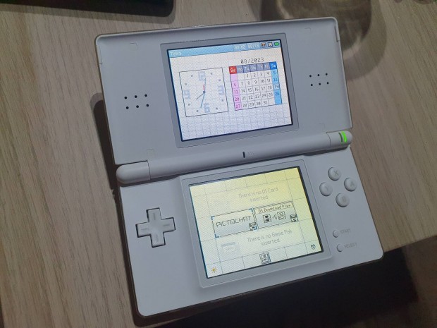 Nintendo DS Lite j llapotban, tltvel