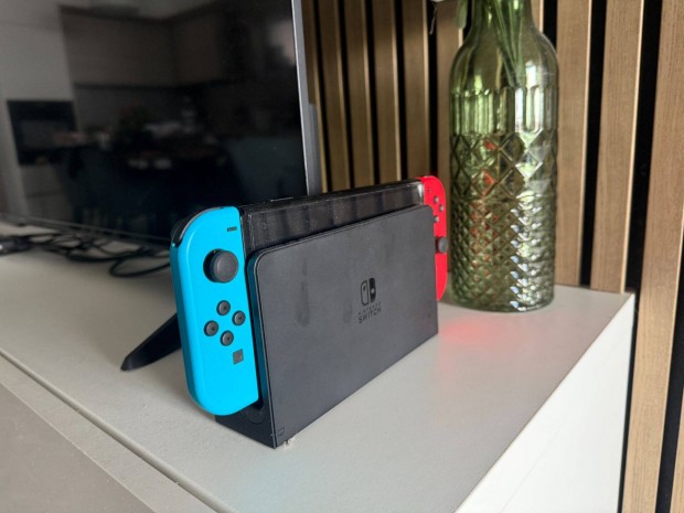 Nintendo Switch OLED okosított + 128Gb Microsd + utazótáska