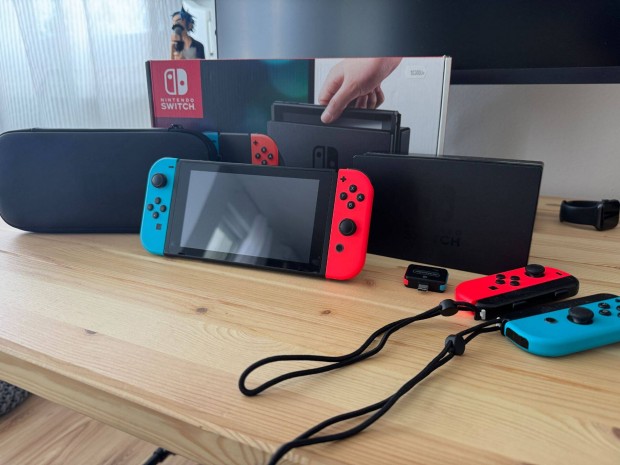 Nintendo Switch V1 - Dualboot / Cfw + 2 Joy-Con + Eredeti tok