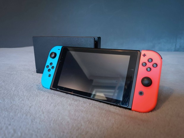 Nintendo Switch V2 konzol + tok