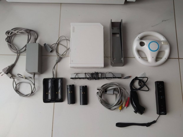 Nintendo Wii játékgép konzol 2db akku+töltővel, tartókonzollal, tartoz