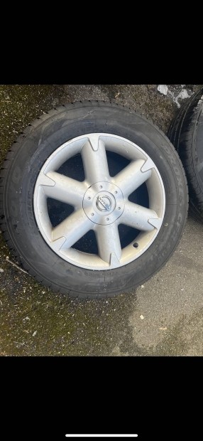 Nissan 18" Alufelni nyárigumikkal