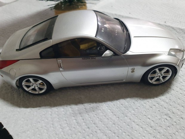 Nissan 1:24 festett Tamiya aut makett