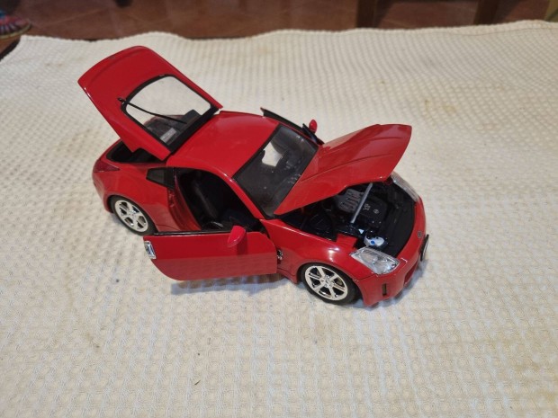 Nissan 2003 1:18